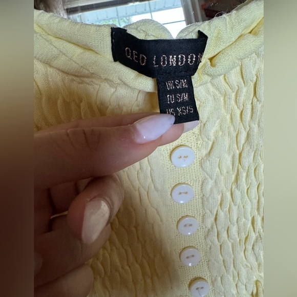 QED London: Pastel Yellow button down crop top - Picture 4 of 4